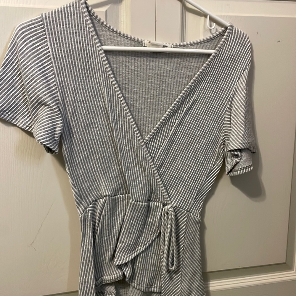 casual, cute, comfy v-neck top!